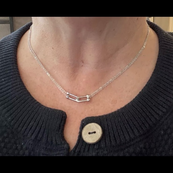 Gorgeous silver interlocking loop pendant necklace - Picture 4 of 9